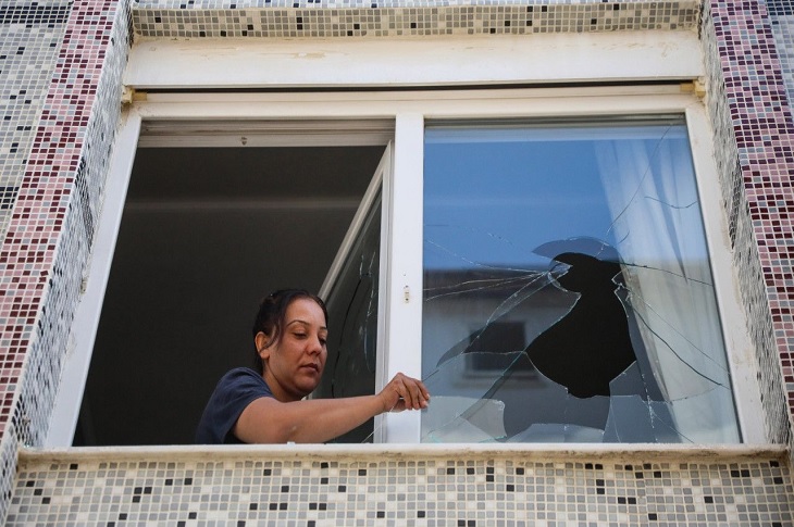 Antalya’da Ev Sahibi, Tahliye Etmek İstediği Engelli Kiracısının Camlarını Kırdı