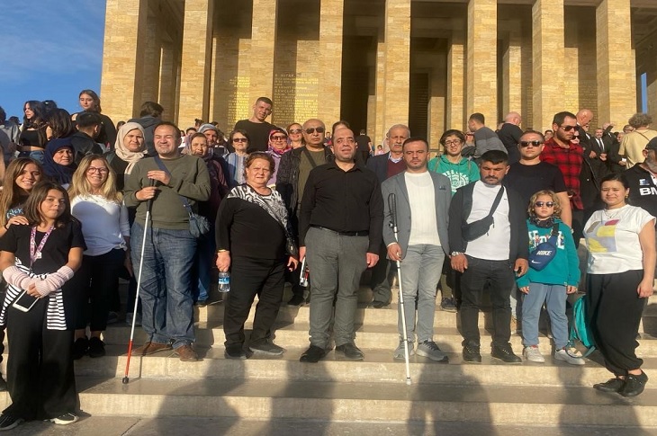 Anıtkabir önünde, günün anısına çekilen bir toplu hatıra resmi objektife yansıyor.