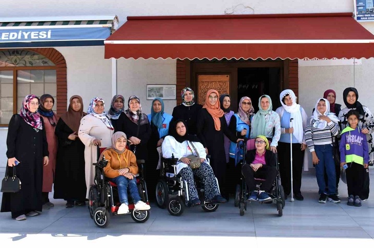 Cami kapısı önünde katılımcı bayanların bir toplu hatıra resmi objektife yansıyor.