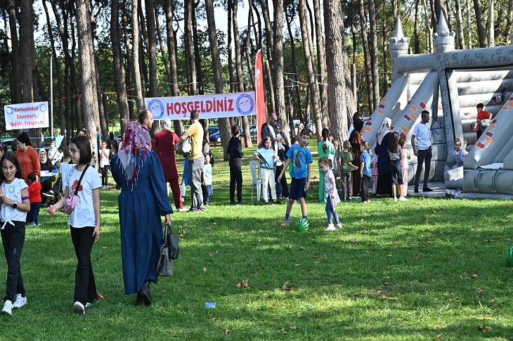 Etkinlik alanında gerçekleştirilen şenlikte eğlenen katılımcılar objektife yansıyor.