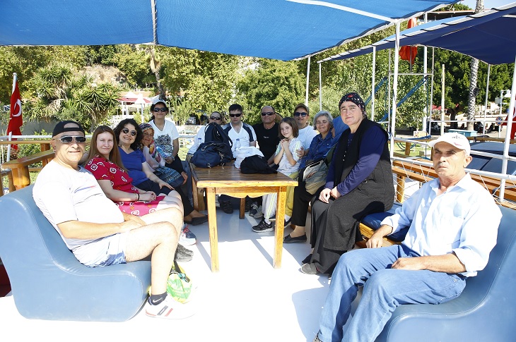 Özel gereksinimli bireylerin teknede çekilen bir toplu hatıra resmi objektife yansıyor.