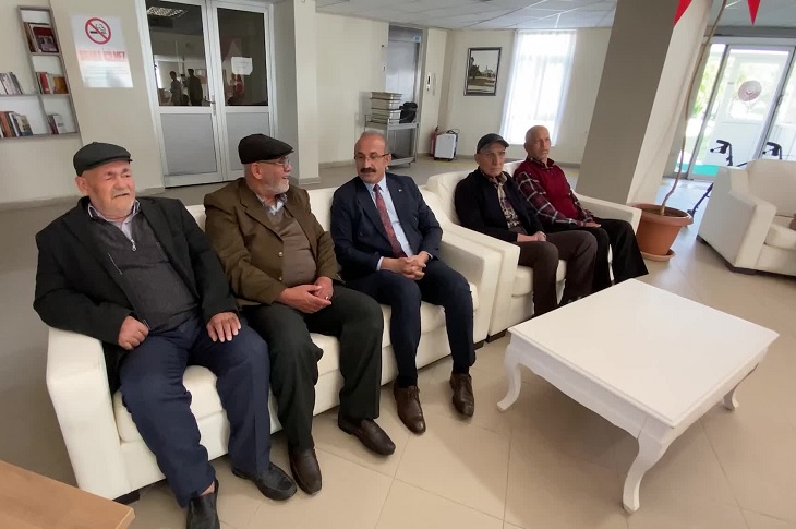 Ortak alandaki koltukta oturan bir grup huzurevi sakini objektife yansıyor.