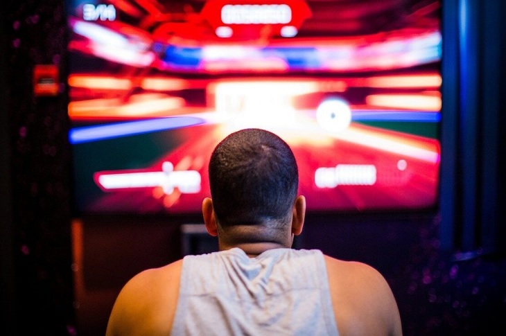 Haberi temsilen, oyun ekranı karşısında duran bir birey objektife yansıyor.