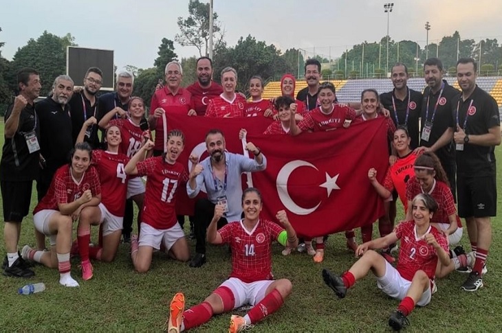 Haberi temsilen, İşitme Engelli Kadın Milli Takım kadrosuna ait bir toplu hatıra resmi objektife yansıyor.