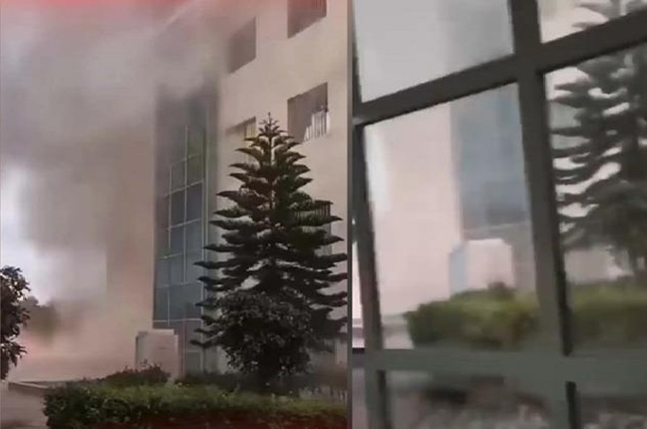 Patlama sonrası hastane pencerelerinden çıkan yüksek miktarda duman objektife yansıyor.