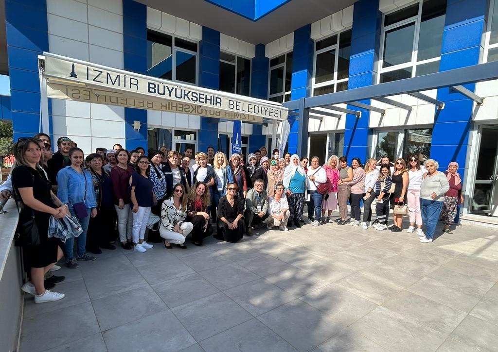 Farkındalık eğitimi sonrası çekilen bir toplu hatıra resmi objektife yansıyor.