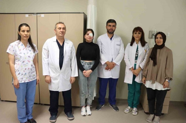 Kornea nakli olan İrem, emeği geçen 5 sağlık görevlisi ile birlikte objektife yansıyor.