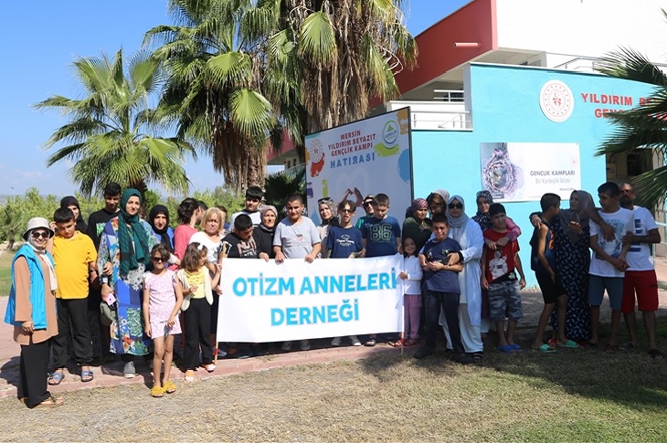 Günün anısına çekilen bir toplu hatıra resmi objektife yansıyor.