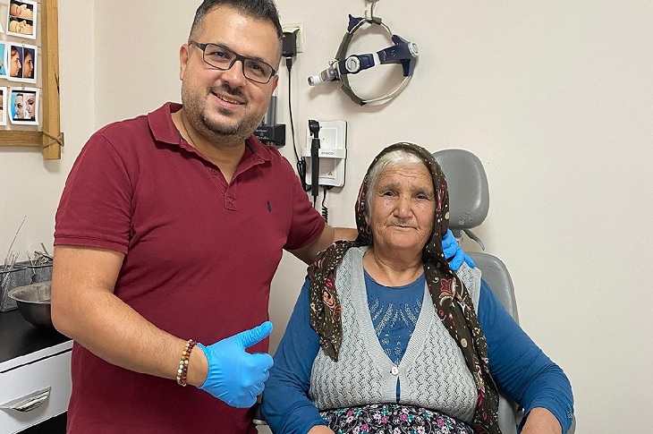 Ameliyatı başarıyla tamamlanan Fatma Arık ve Opr. Dr. Mehmet Türkyılmaz objektife yansıyor.