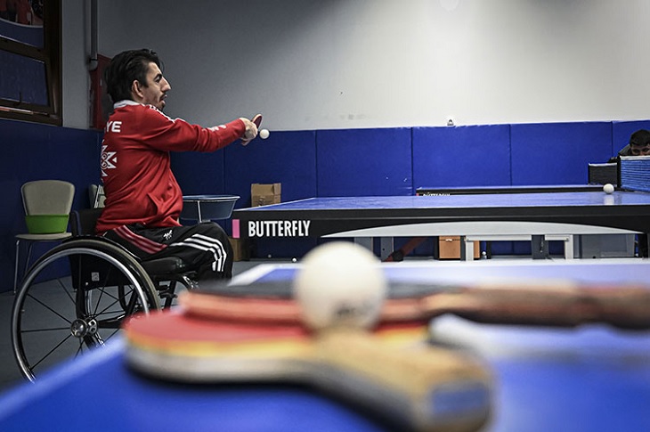 Başarılı sporcunun masa tenisi antrenmanından bir görüntü objektife yansıyor.