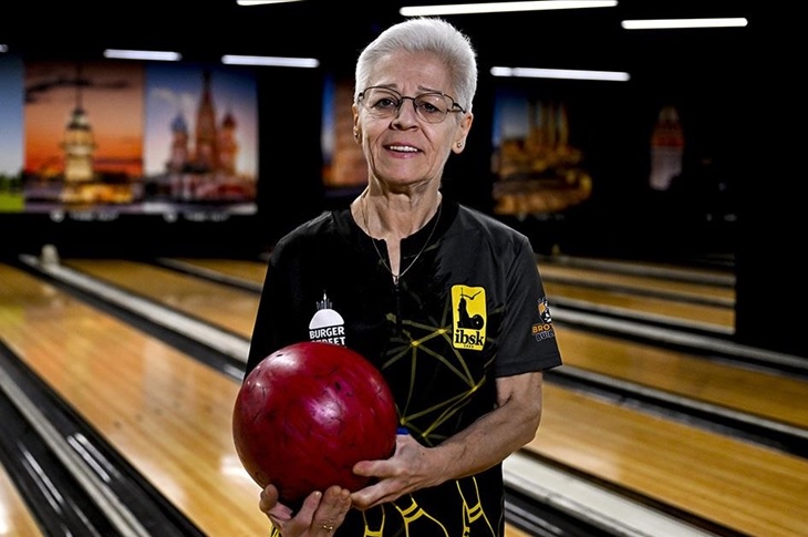 Başarılı sporcu Özgül Türkkan, elindeki bowling topuyla birlikte objektife yansıyor.