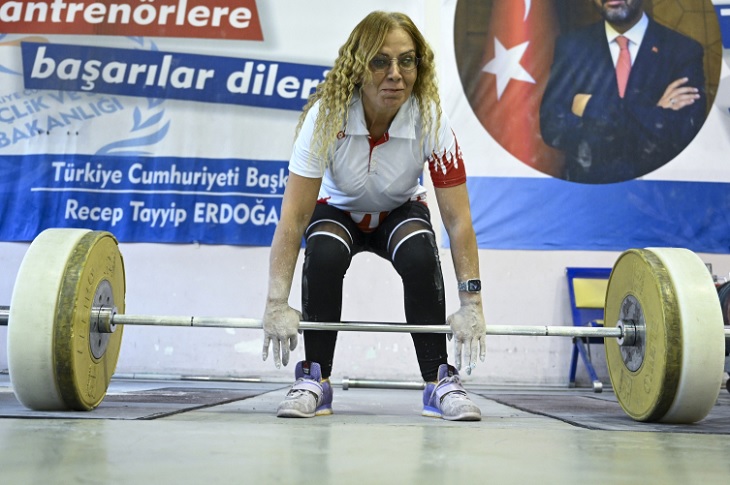 Milli sporcunun halter kaldırdığı bir antrenman görüntüsü objektife yansıyor.