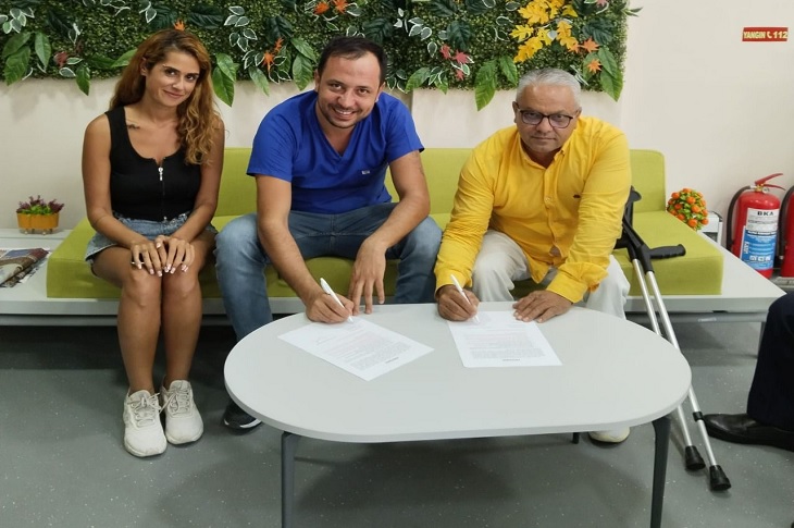 Tarafların belgeleri imzaladığı ana dair bir resim objektife yansıyor.