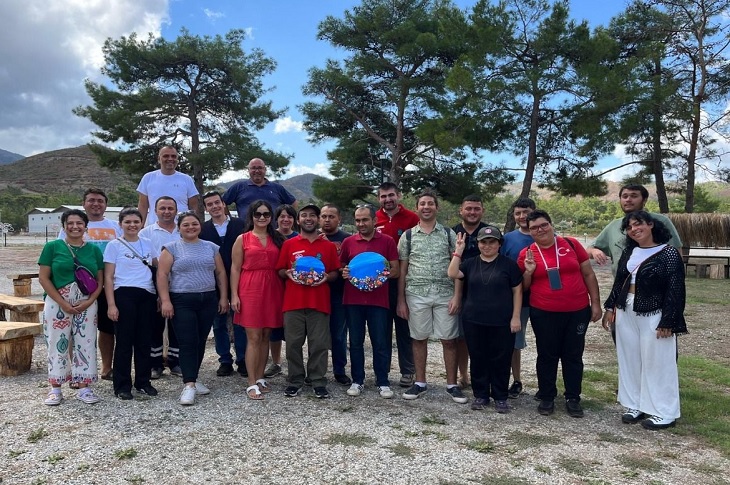 Kamp alanında, günün anısına çekilen bir toplu hatıra resmi objektife yansıyor.
