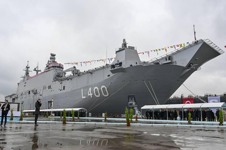 Limandaki TCG Anadolu gemisi objektife yansıyor.