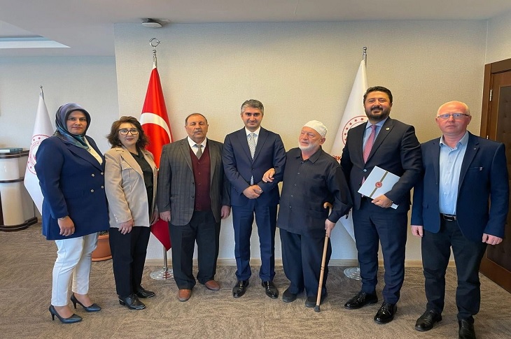 Dernek yetkilileri ile bakan yardımcısının hatıra resmi objektife yansıyor.