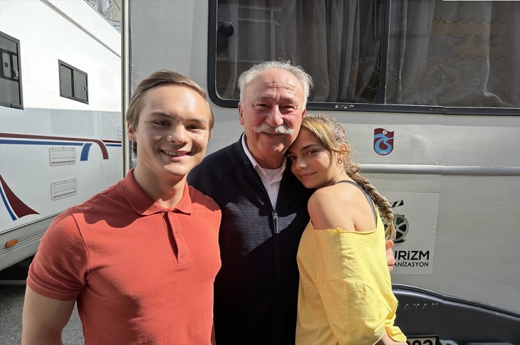 İlgili filmin 3 başrol oyuncusunun bir hatıra resmi objektife yansıyor.