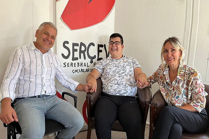 Serebral palsili Serhat Yiğit Güzelgöz, anne ve babasıyla birlikte objektife yansıyor.
