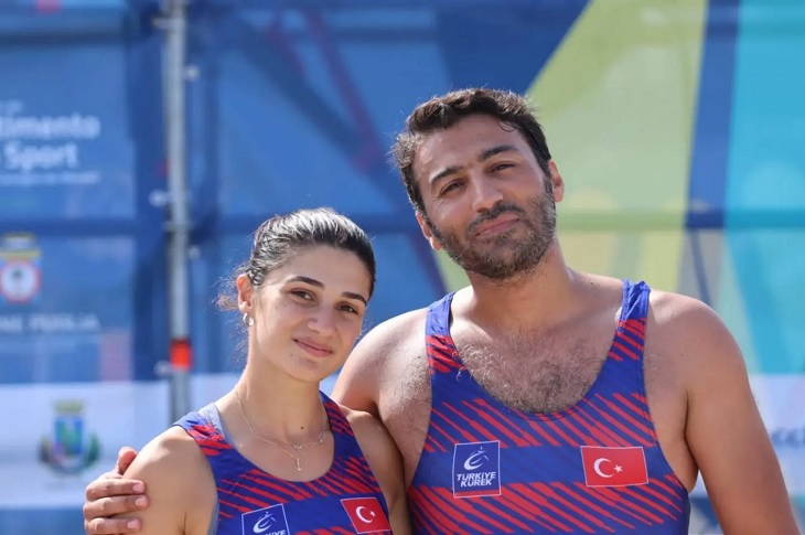 İki başarılı kürek sporcusu, milli formalarıyla objektife yansıyor.