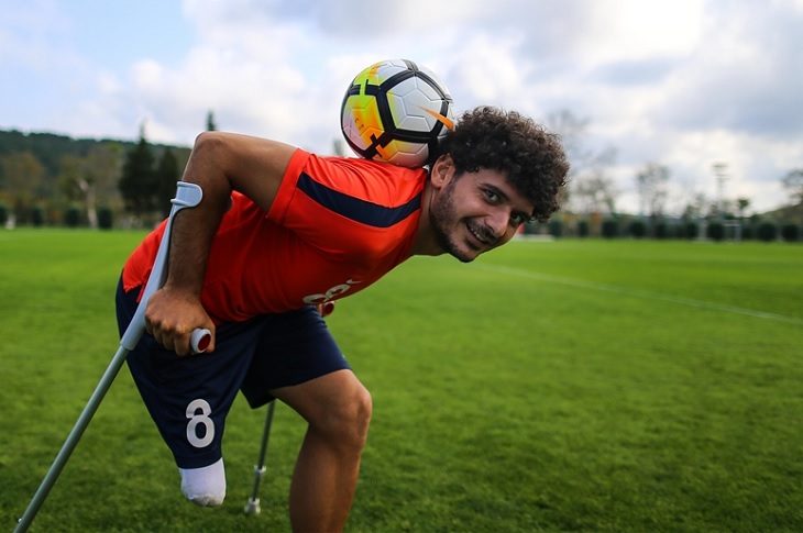 Haberi temsilen, başarılı sporcunun milli formasıyla, yeşil sahadaki bir resmi objektife yansıyor.