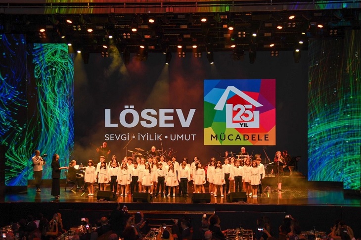 Sahnede müzik dinletisi sunan Lösemili Çocuklar Korosu objektife yansıyor.