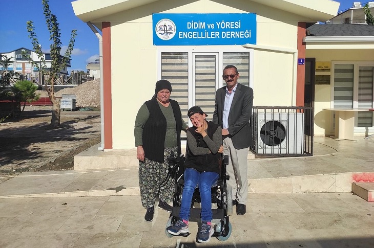 Akülü aracını teslim alan Elif ile çekilen bir hatıra resmi objektife yansıyor.