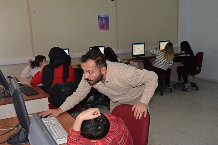 Sınıftaki bilgisayarlarda çalışma yapan özel çocuklar objektife yansıyor.