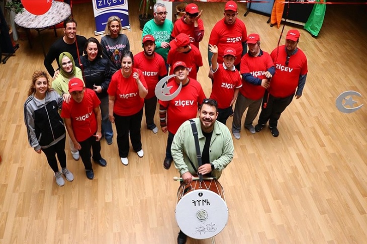 Çılgın Davulcu'nun özel gereksinimli bireylerle çekilen bir resmi objektife yansıyor.