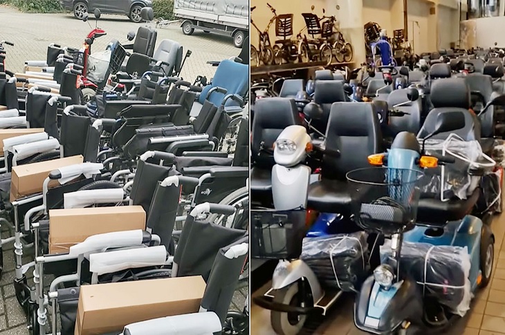 Sıralı dizili halde çok sayıda akülü ve tekerlekli sandalyeler objektife yansıyor.