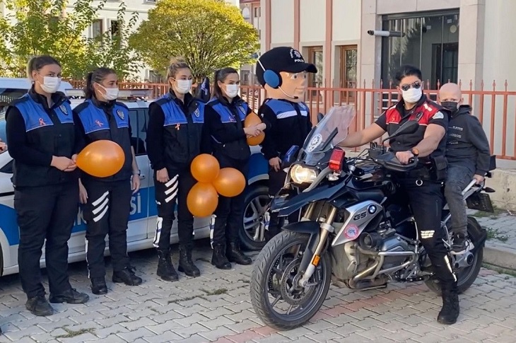 Yunus Tim'i motoruna binen Miraç Efe'nin polis ekipleriyle çekilen bir toplu hatıra resmi objektife yansıyor.