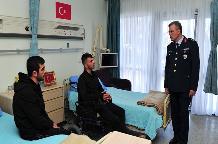 Ziyarete gelen personelin, hasta odasındaki 2 gazi ile olan iletişimi objektife yansıyor.