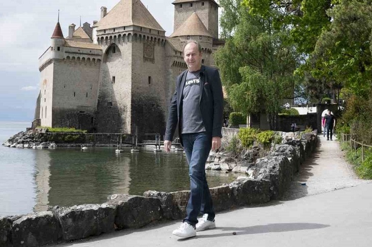 Teknoloji sayesinde tek başına rahatlıkla gezen bir parkinson hastası objektife yansıyor.