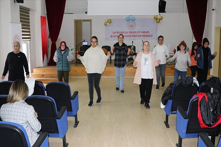 Halk oyunları eğitimi alan bir grup özel gereksinimli birey objektife yansıyor.