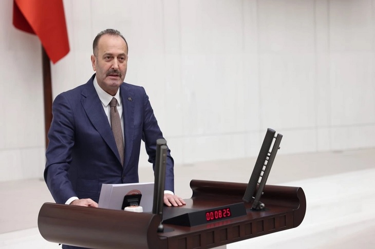 Haberi temsilen, Tamer Osmanağaoğlu'nun meclis kürsüsünde konuşma yaptığı ana dair bir resim objektife yansıyor.