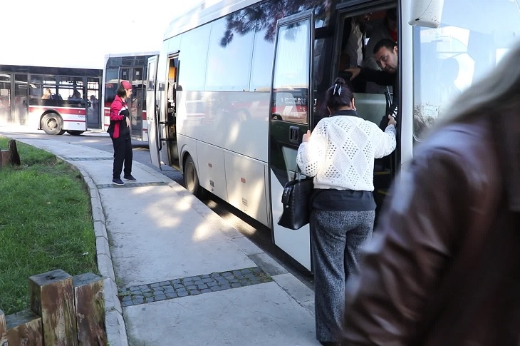 Servis araçlarına binen özel gereksinimli bireyler objektife yansıyor.