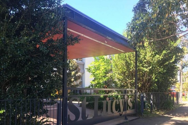 Olayın yaşandığı okulun ana giriş kapısı objektife yansıyor.