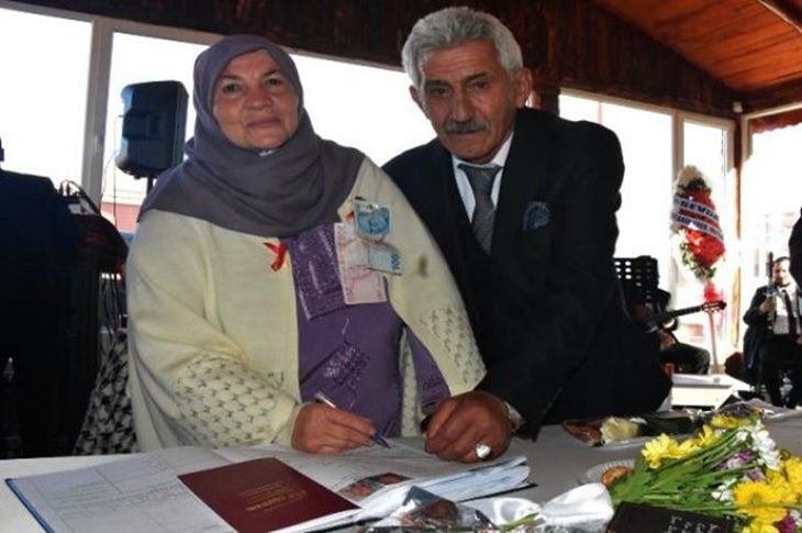 Mutlu çiftin nikah töreninden bir kare objektife yansıyor.