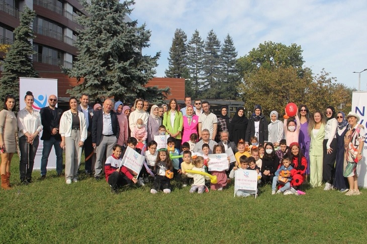 Etkinlikte çekilen bir toplu hatıra resmi objektife yansıyor.