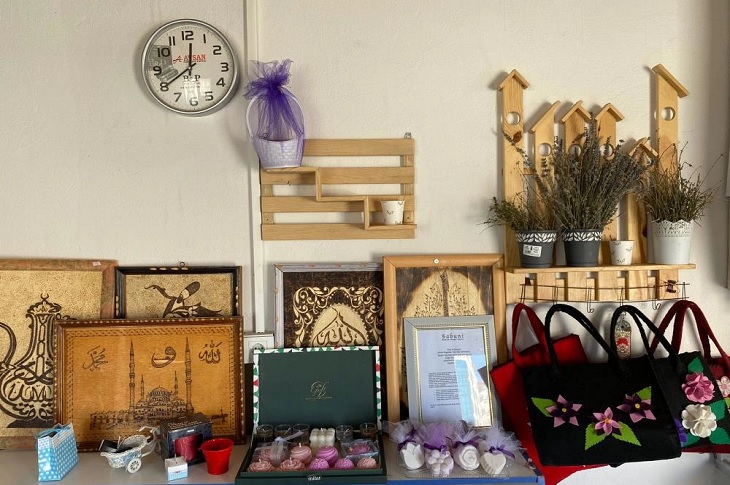 Hobi Evi'nde sergilenen el emeği ürünler objektife yansıyor.