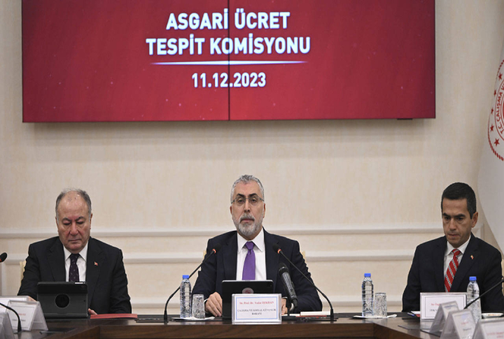 Çalışma ve Sosyal Güvenlik Bakanı Vedat Işıkhan, TÜRK-İŞ Genel Başkan Yardımcısı Ramazan Ağar, Türkiye İşveren Sendikaları Konfederasyonu Yönetim Kurulu Başkanı Özgür Burak Akkol toplantıya başkanlık ediyor.