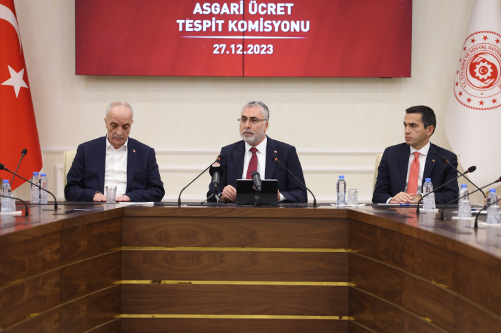 Çalışma ve Sosyal Güvelik Bakanı Vedat Işıkhan ile Türkiye İşveren Sendikaları Konfederasyonu (TİSK) ve Türkiye İşçi Sendikaları Konfederasyonu (Türk-iş) temsilcileri açıklama yapıyor.