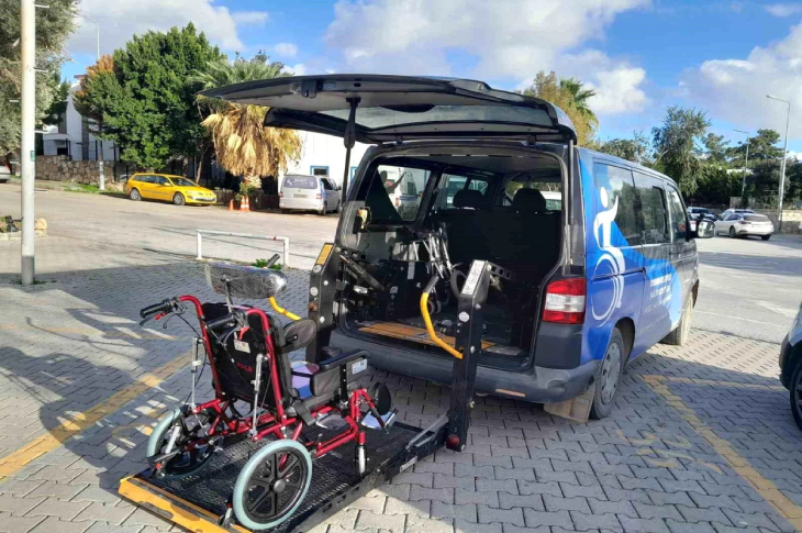 Servis aracının asansör bölümünde akülü tekerlekli sandalye bulunuyor.