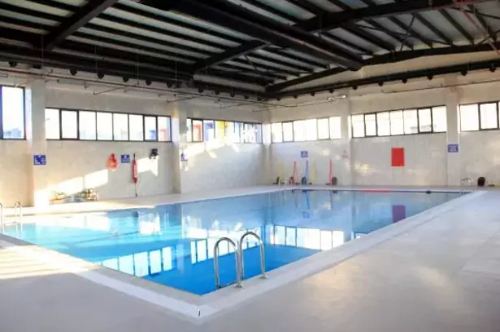 Kapalı yüzme havuzu.