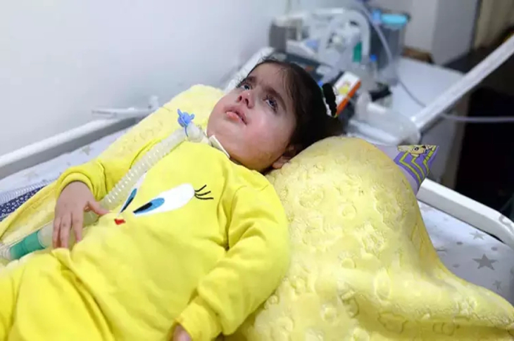 SMA'lı Havvanur Koca yatağında uzanıyor..