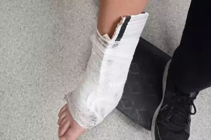 Ayak bileğine yerleştirilen ve sargı bezi bağlanan karton.