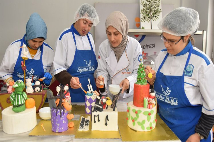 Kadın eğitmenin yanında bulunan biri erkek ikisi kız özel öğrenciler pasta tasarlıyor.