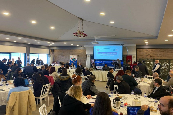 Çalıştaya katılan kişiler sunumu izliyor.