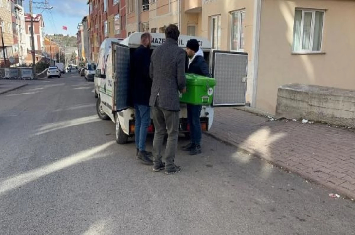 Hüseyin Gökçe'nin cenazesi, araca konuluyor.