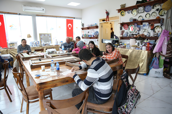 Kursiyerler üretim yapıyor.