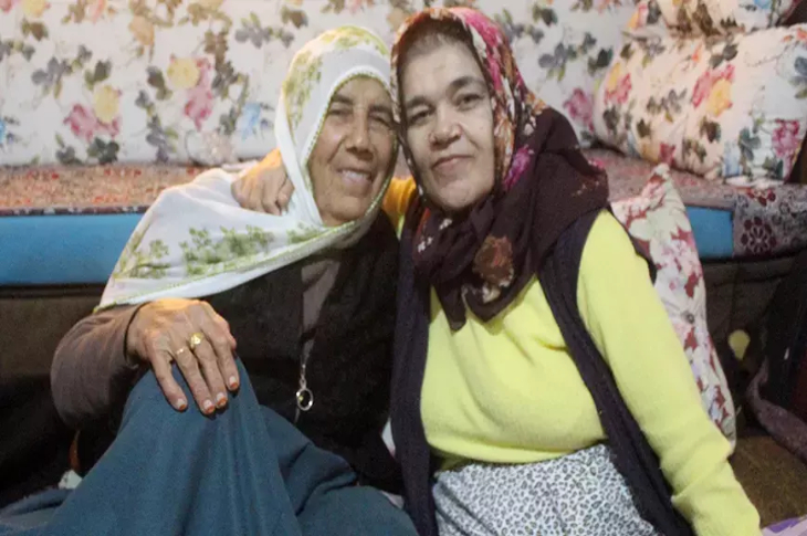 İpek Bulut ve kızı Kıymet Bulut yan yana oturuyor.